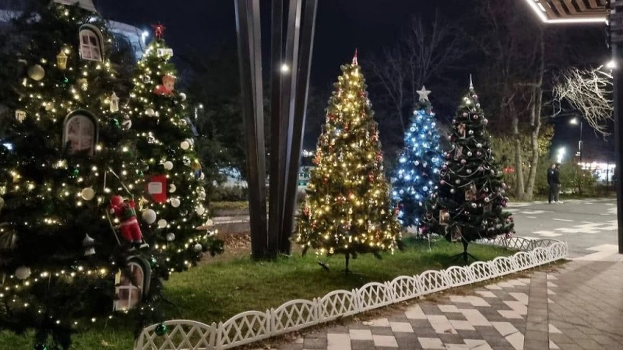 Главная картинка новости: Новороссийск встречает Новый год: яркие елочные композиции украшают город