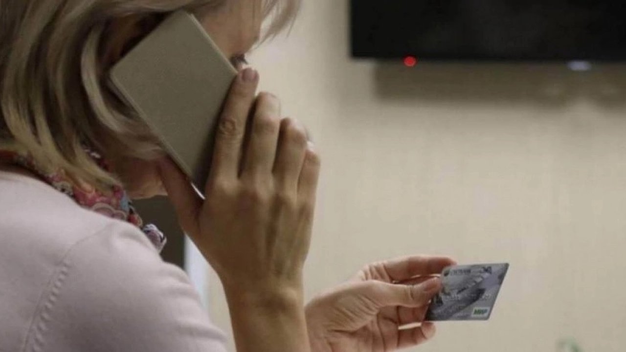 Главная картинка новости: Полиция Новороссийска разыскивает мошенников, обманувших 76-летнюю пенсионерку