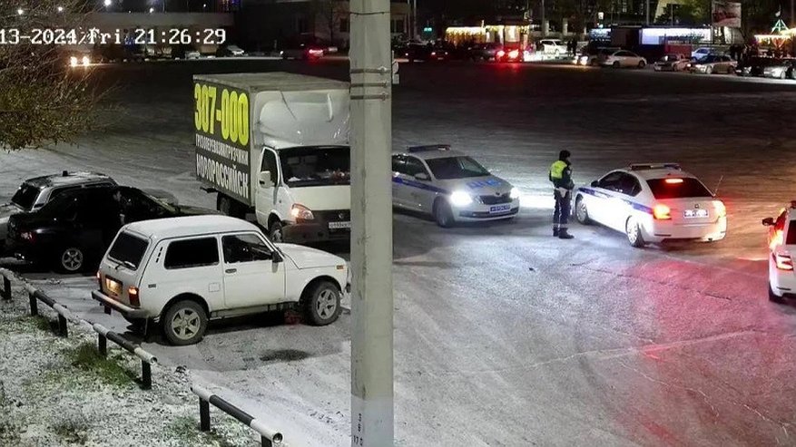 Главная картинка новости: Опасный дрифт на гололеде в Новороссийске: автогонщики подвергли себя и других риску