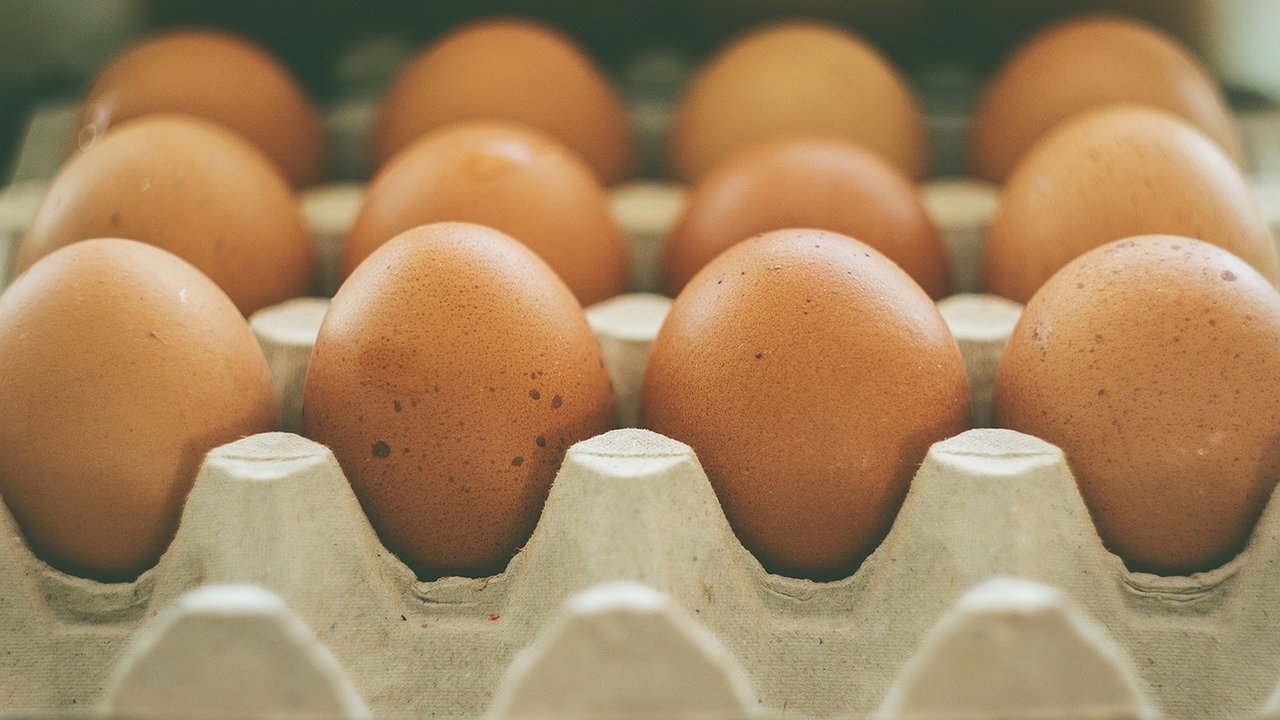 Главная картинка новости: Сколько можно держать куриные яйца в холодильнике и могут ли они сохраниться до Нового года