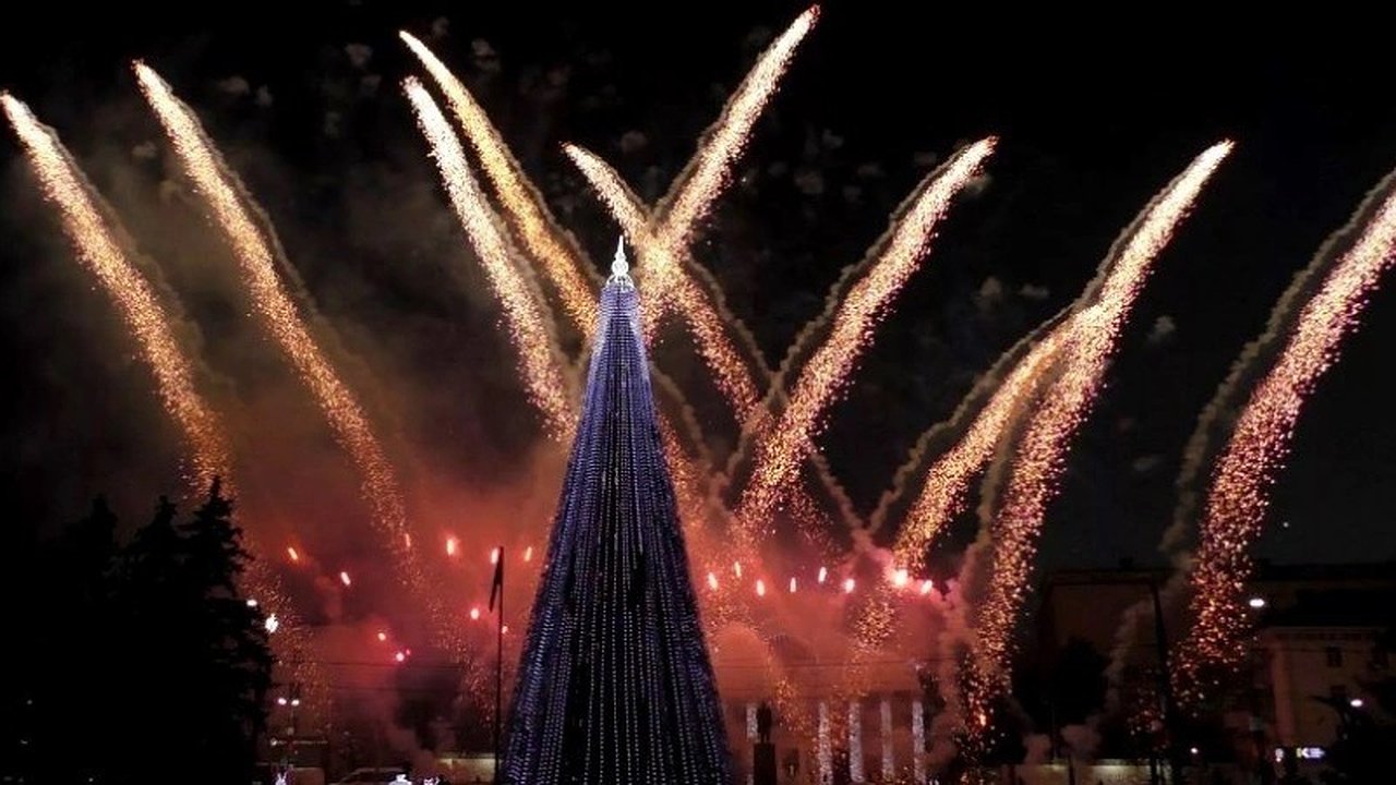 Главная картинка новости: Новороссийск отказывается от фейерверков на Новый год: администрация призывает к безопасности