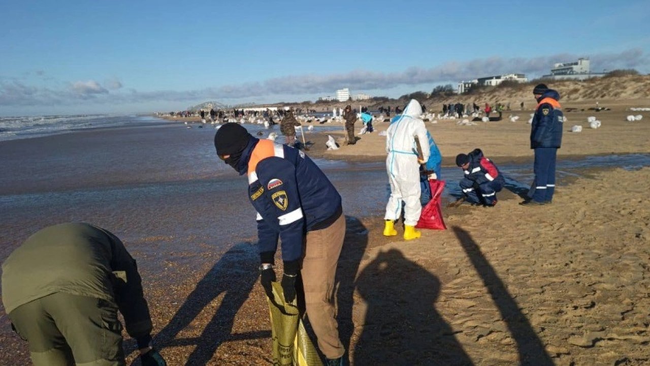 Главная картинка новости: Новороссийцы помогают в ликвидации последствий разлива нефтепродуктов: автобус для волонтеров