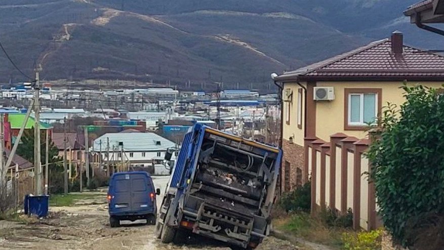 Главная картинка новости: Жители Борисовки страдают от грязи: дороги после дождей становятся непроходимыми