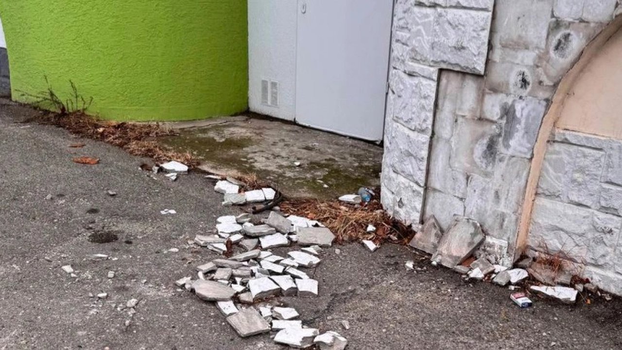 Главная картинка новости: Устранение опасности: мэрия Новороссийска отреагировала на проблему с фасадом здания