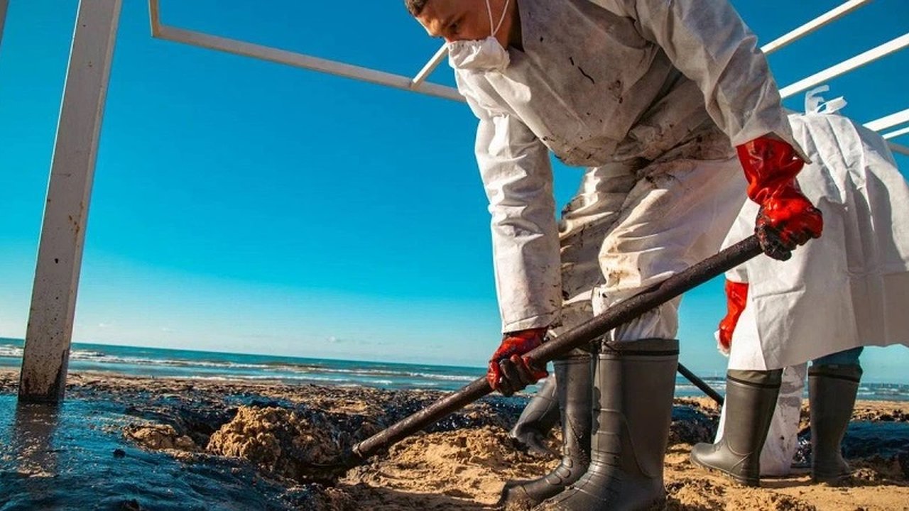 Главная картинка новости: Нефтепродукты на берегах Крыма: меры по очистке после аварии с танкерами