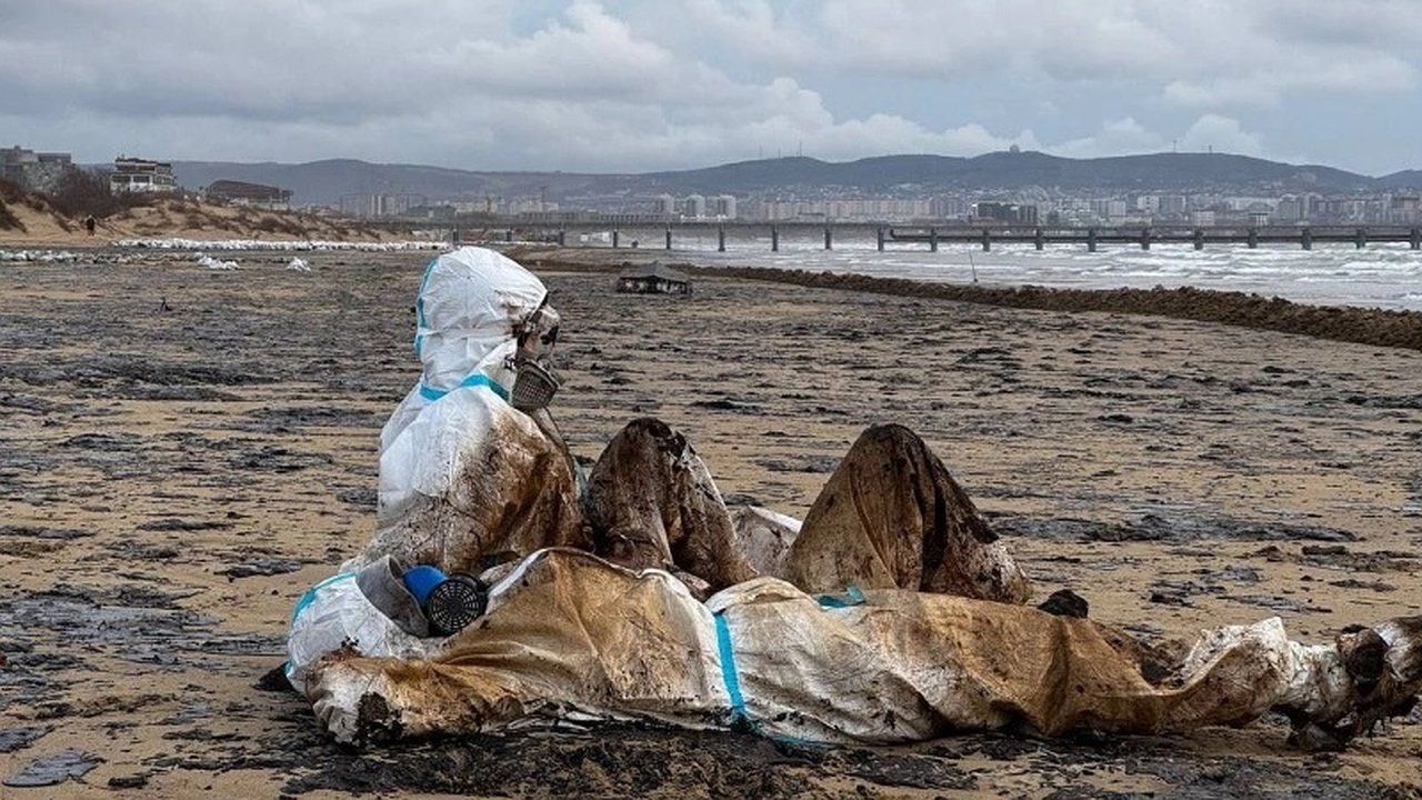 Главная картинка новости: Эксперт: Разлив мазута в Черном море не повлияет на курортный сезон