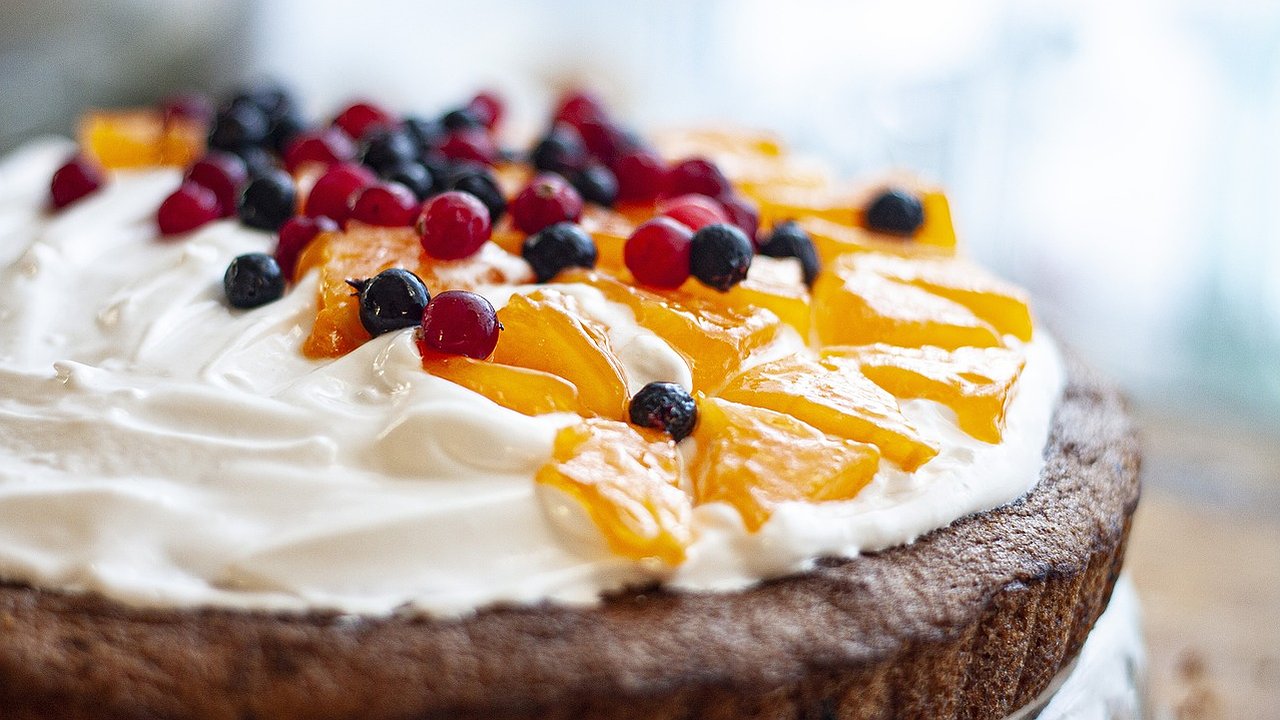 Главная картинка новости: Легкий крем для любого торта: всего 2 продукта и универсальная прослойка для десертов готова за 5 минут