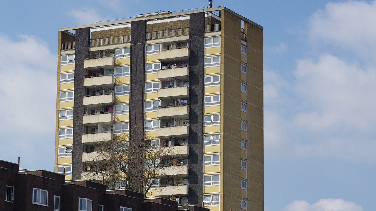 Главная картинка новости: Россиян предупреждают: застекленные балконы теперь под запретом - придется снять и забыть о замене