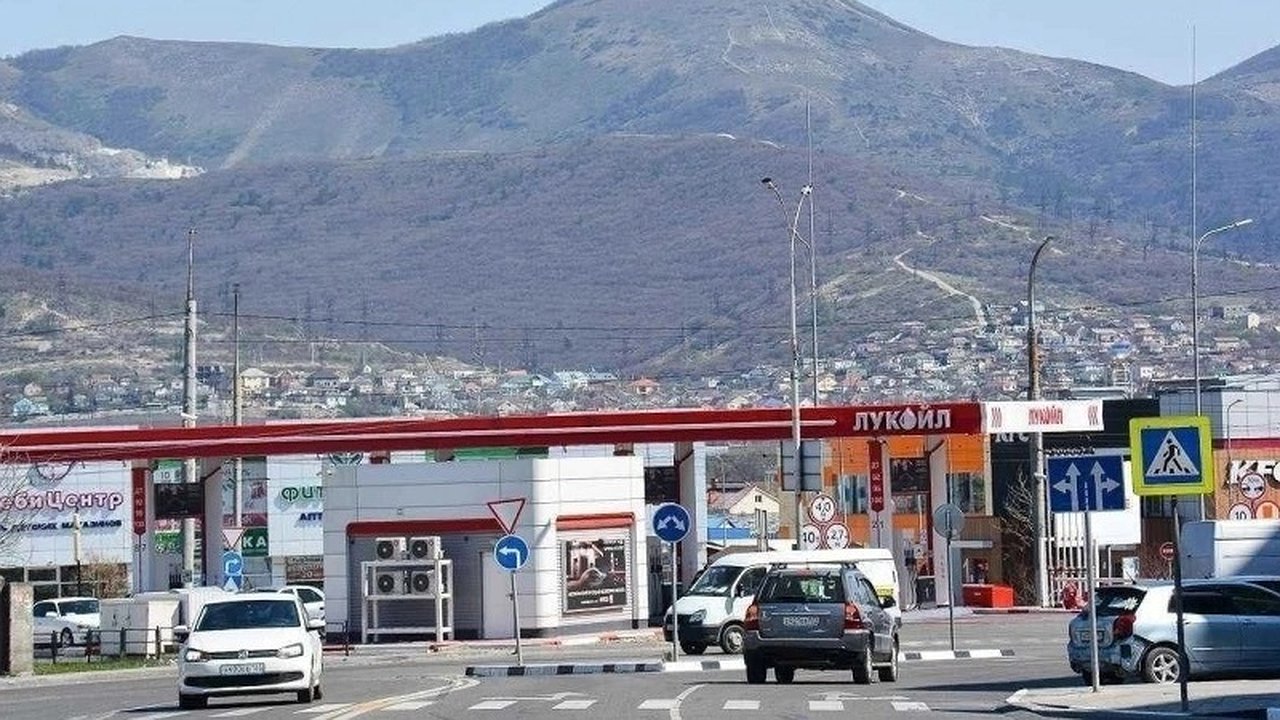 Главная картинка новости: Реконструкция дороги в Новороссийске не решила проблему пробок