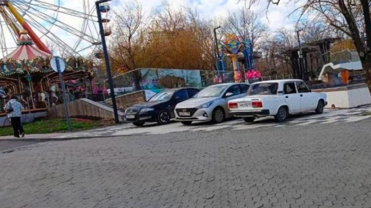 Главная картинка новости: Автомобилисты вновь захватывают пространство парка имени Фрунзе в Новороссийске