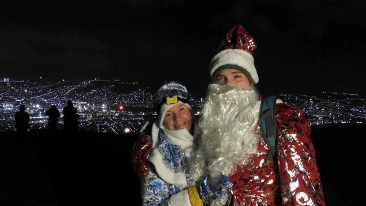 Главная картинка новости: Необычное празднование на вершине горы Семигорка: туристы наслаждаются природой и общением