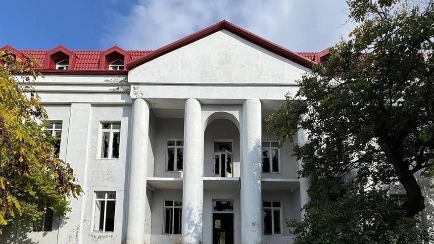Главная картинка новости: Жители Шесхариса просят открыть Дом культуры в здании бывшего санатория цементников