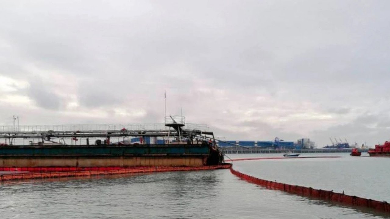 Главная картинка новости: Ликвидация разлива мазута в районе мыса Панагия: активные действия продолжаются