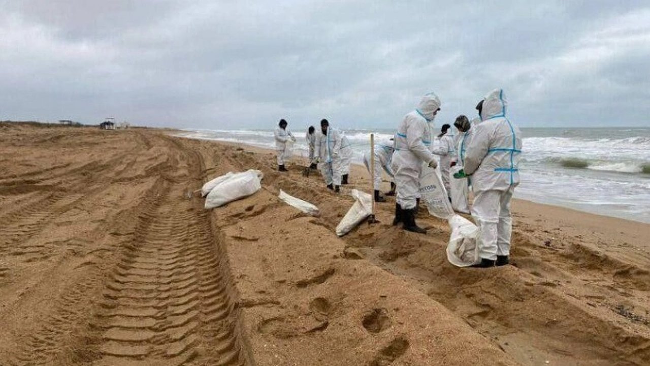 Главная картинка новости: В Анапе продолжается борьба с загрязнением пляжей мазутом: повторные загрязнения