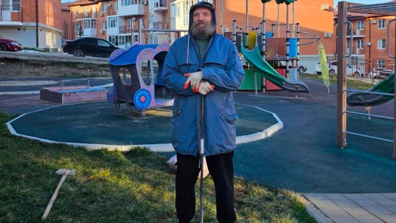 Главная картинка новости: Дядя Гена: Новороссийский герой, озеленяющий двор своими силами