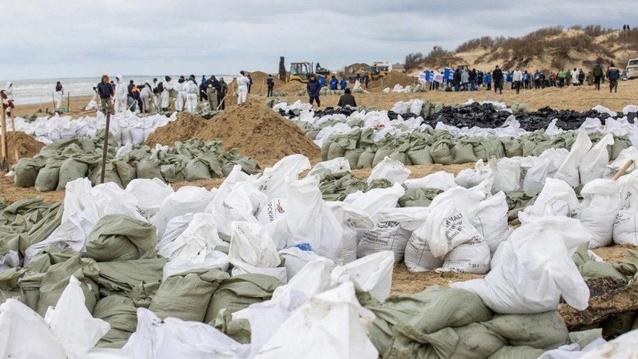 Главная картинка новости: Эксперт оценивает перспективы туристического сезона после разлива мазута в Черном море