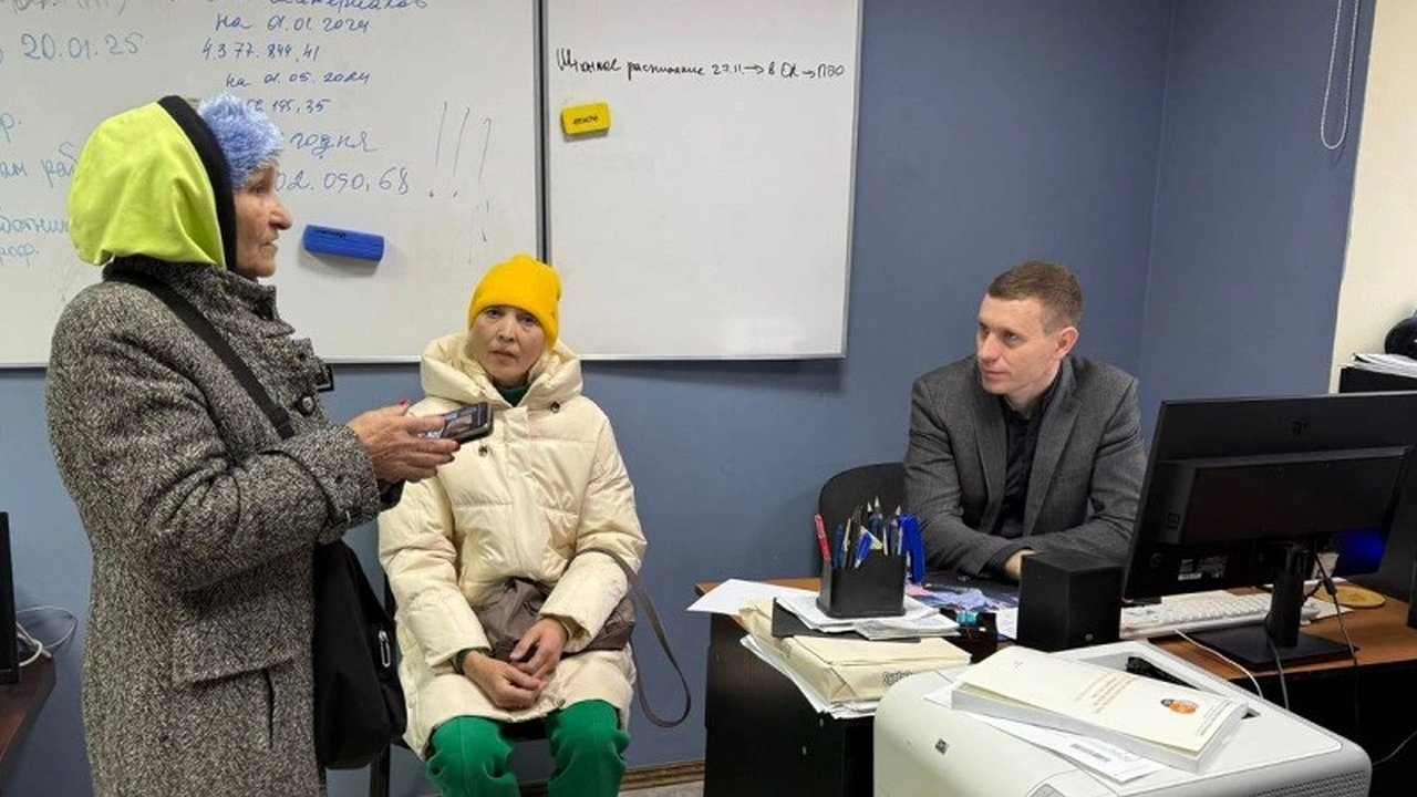 Главная картинка новости: Неприятный инцидент в Новороссийске: водитель троллейбуса прищемил костыли пожилой пассажирки