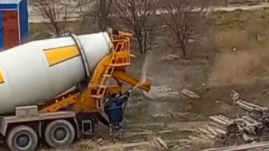 Главная картинка новости: Горожане требуют вмешательства властей: несанкционированная мойка бетоновозов вызывает недовольство