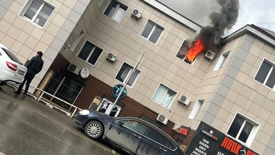 Главная картинка новости: Пожар в гостевом доме на улице Видова: спасены два человека, причины происшествия выясняются
