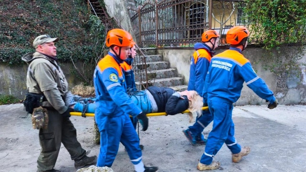 Главная картинка новости: Новороссийская женщина получила помощь после травмы во время прогулки