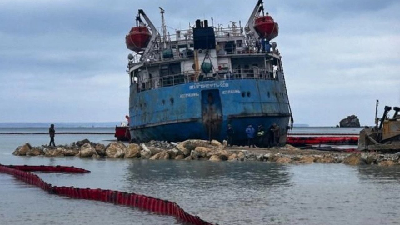 Главная картинка новости: Экипаж танкера "Волгонефть-239" предотвратил экологическую катастрофу, приняв решение о посадке на мель