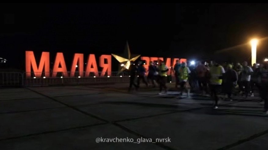 Главная картинка новости: Ночной полумарафон «Малая Земля» в Новороссийске: более 100 участников почтили память героев