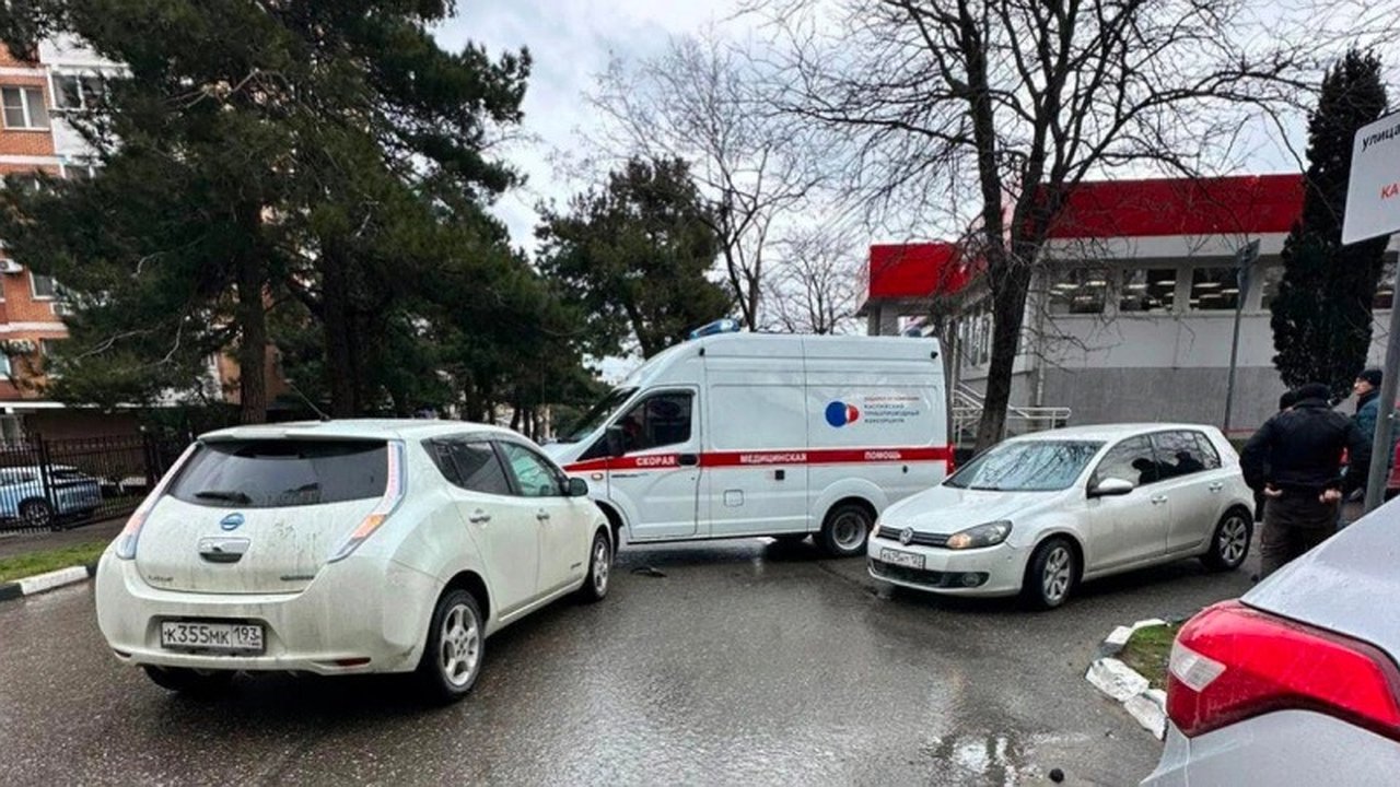 Главная картинка новости: ДТП в Новороссийске: столкновение такси и скорой помощи