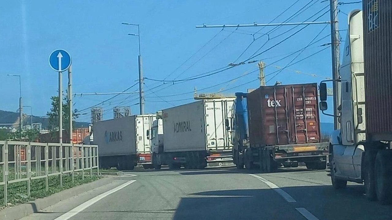 Главная картинка новости: В Новороссийске обсуждают запрет на движение большегрузов по улице Магистральной