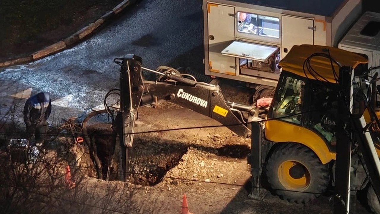 Главная картинка новости: Прорыв водопровода в Новороссийске: жители остались без воды и столкнулись с транспортным коллапсом