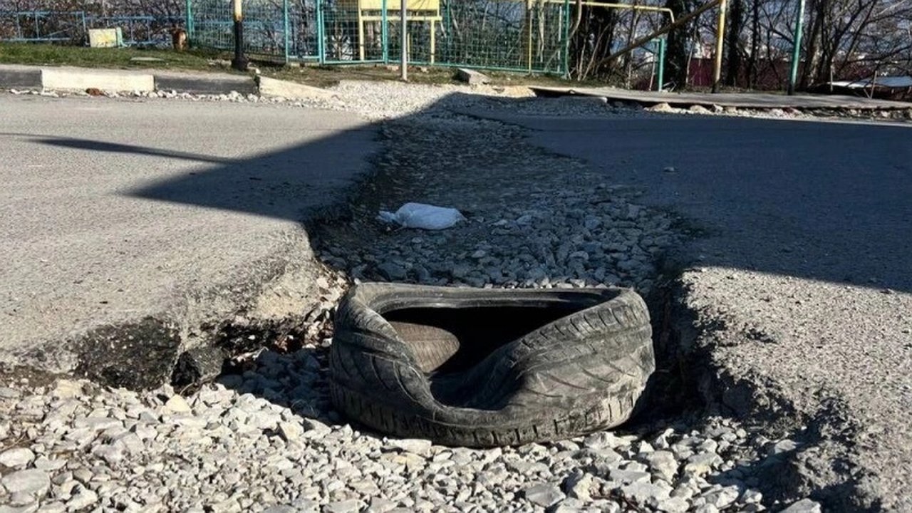 Главная картинка новости: Жители Новороссийска требуют улучшения состояния дороги на улице Кутузовской: власти обещают решить проблему до конца марта