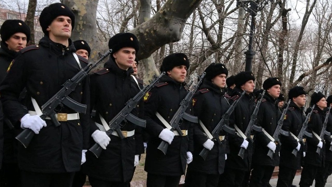 Главная картинка новости: В 2025 году День защитника Отечества перенесен на май