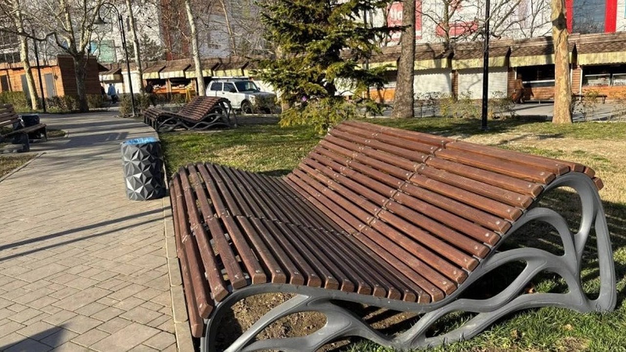 Главная картинка новости: В Новороссийске вандализм угрожает благоустройству сквера Чайковского