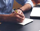 Вас уволят в числе первых: эти привычки на работе выдают низкий интеллект человека