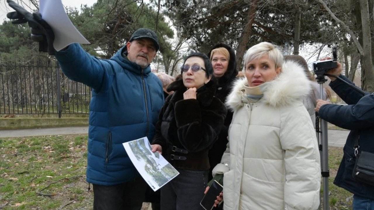 Главная картинка новости: В Новороссийске благоустроят сквер Героев Десантников: новые деревья и зоны отдыха