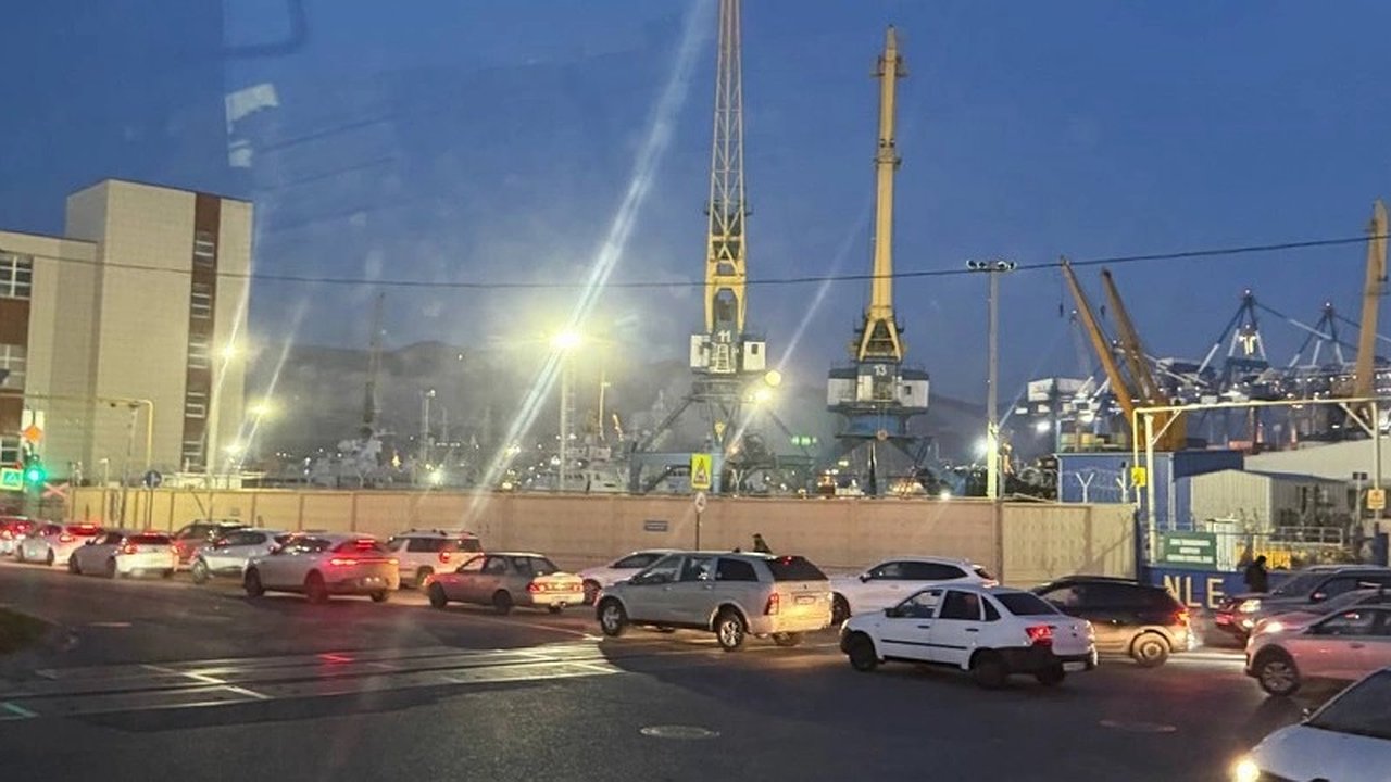 Главная картинка новости: Новороссийск принимает меры для разгрузки улицы Портовой