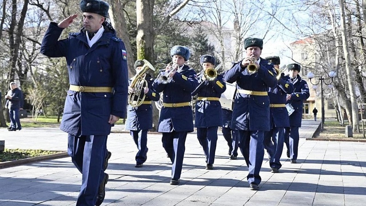 Главная картинка новости: Площадь у кинотеатра «Нептун»: место встречи патриотов на мероприятии «Великая держава»