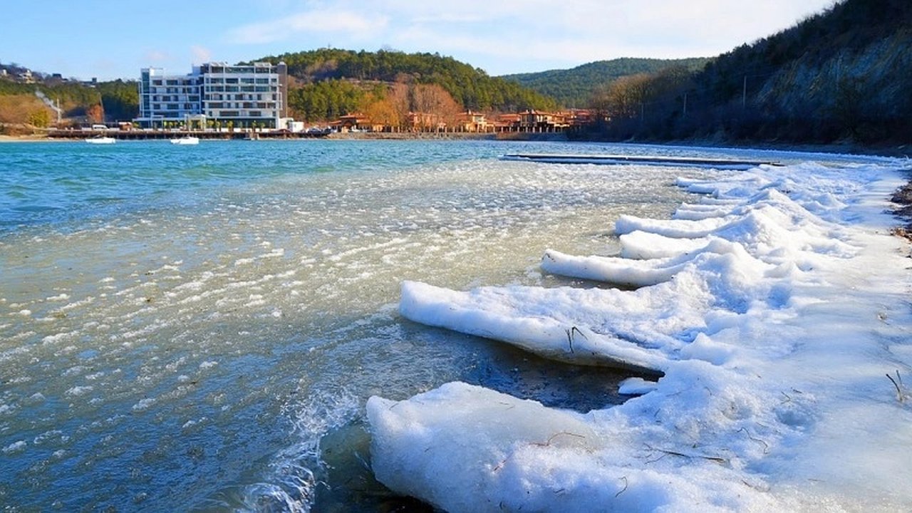 Главная картинка новости: Новороссийск: морозная неделя и замерзшее озеро Абрау
