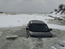 Инцидент в Анапе: автомобиль провалился под лед, блогер снял всё на видео