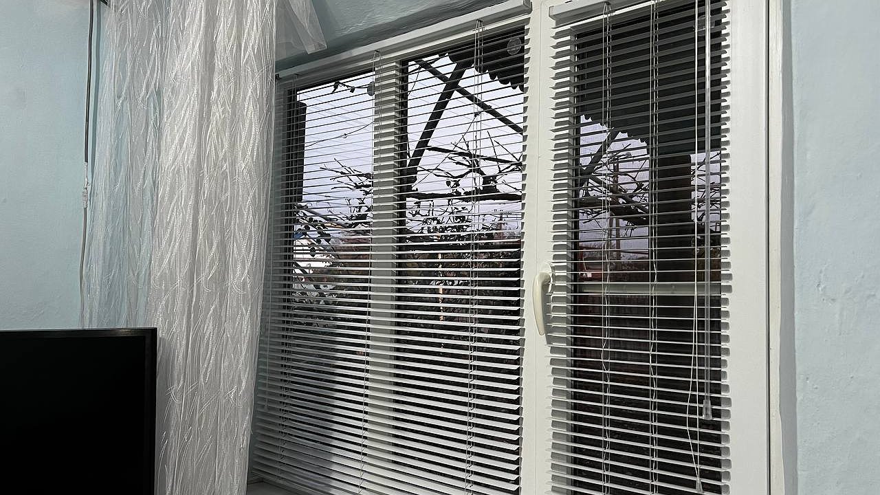 Главная картинка новости: Всего 3 капли на диск – и чернота в оконных стыках уйдет навсегда: плесень неминуемо погибнет, поделился эксперт