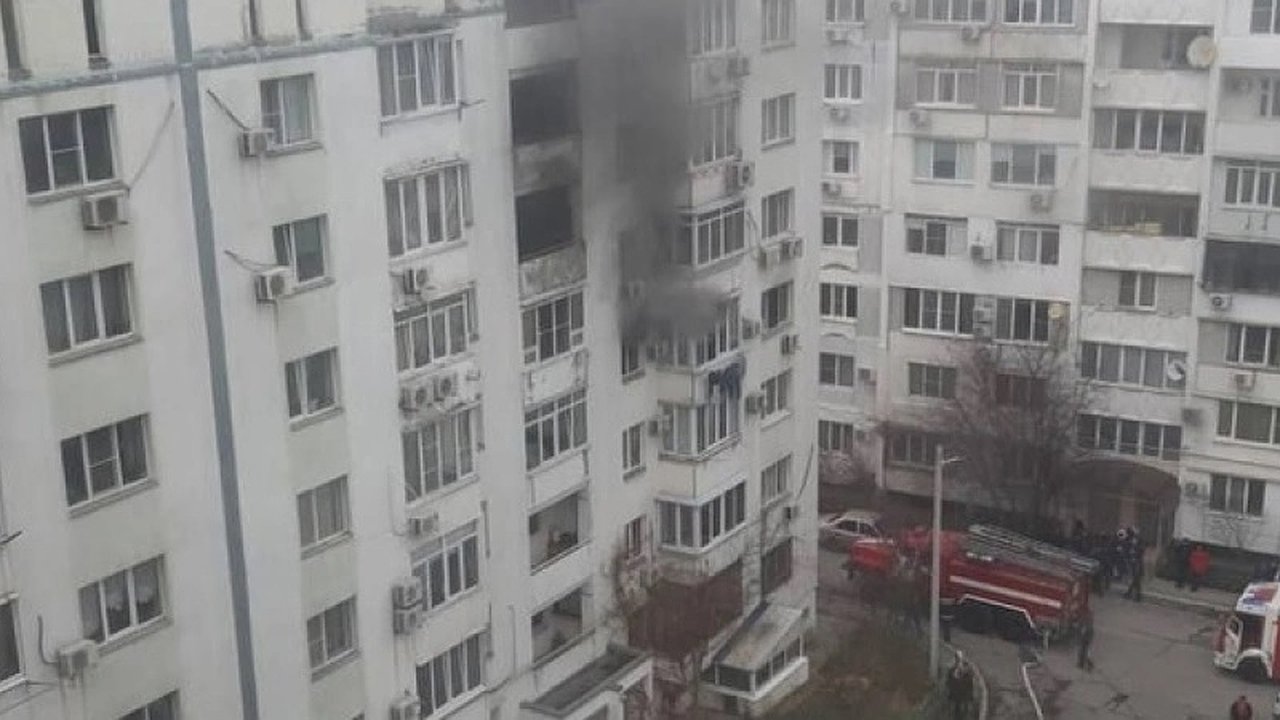 Главная картинка новости: Пожар в Новороссийске: оперативные действия спасателей предотвратили трагедию