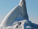 Жители соседних городов устремились в Азовский район, чтобы увидеть ледяную гору