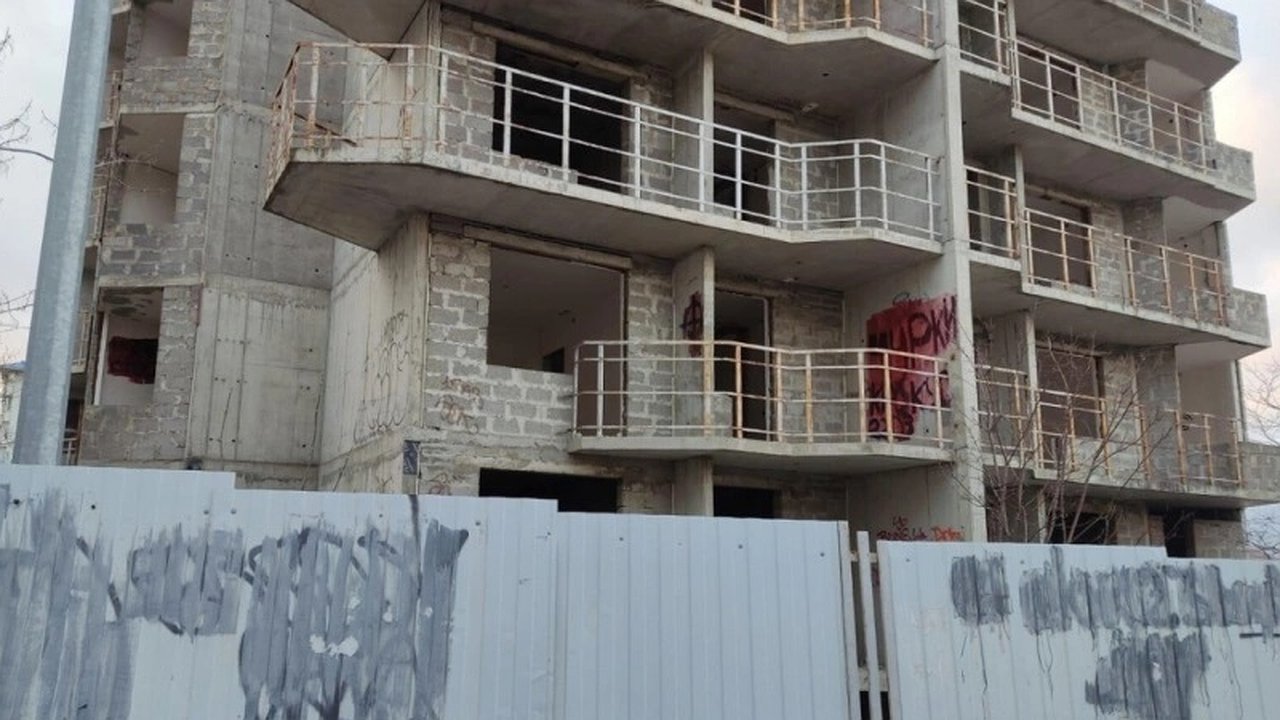 Главная картинка новости: В Новороссийске заброшенное здание на улице Тобольской станет объектом охраны