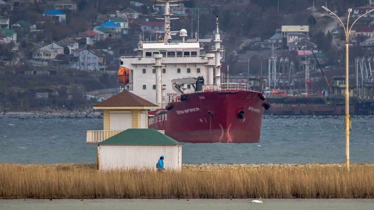 Главная картинка новости: В Новороссийске вновь ощущается удушающий запах нефтепродуктов: жители в панике