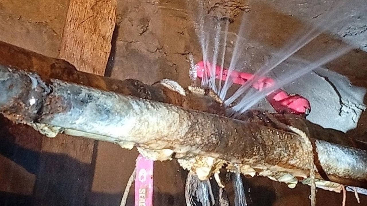 Главная картинка новости: Проблемы с инженерными сетями в Новороссийске: жильцы требуют действий от управляющей компании