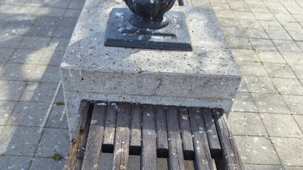 Главная картинка новости: Жители Новороссийска недовольны состоянием лавочек на набережной: призывы к уборке