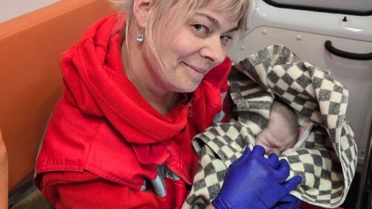 Главная картинка новости: Роды на трассе: в Новороссийске медики «скорой помощи» помогли женщине стать матерью прямо на дороге