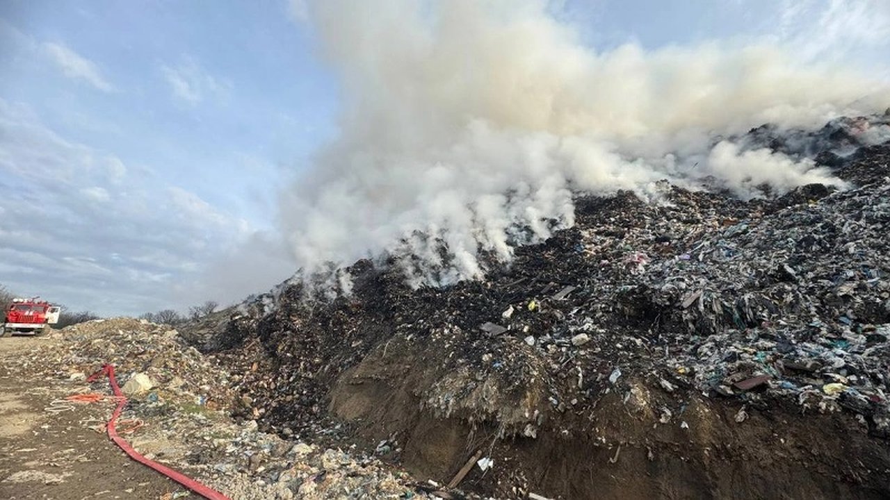 Главная картинка новости: Новороссийск: продолжается борьба с пожаром на полигоне, жителям рекомендовано оставаться дома