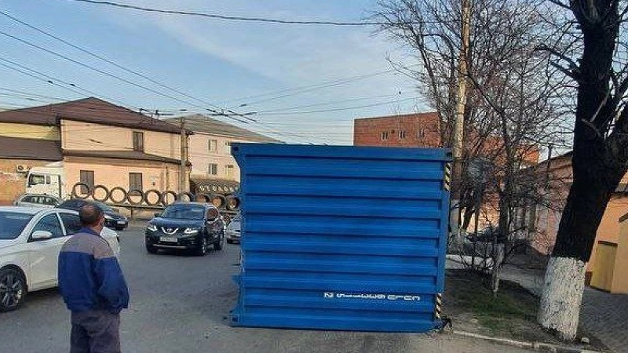 Главная картинка новости: Новороссийск: падение контейнера с фуры парализовало движение, но пострадавших нет