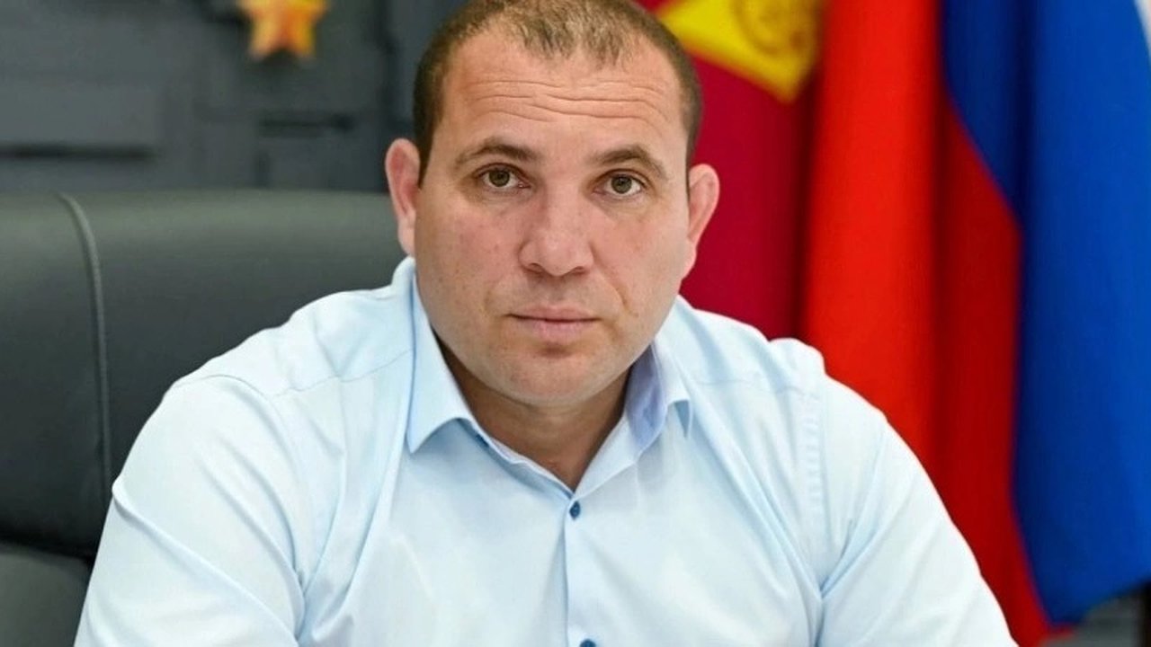 Главная картинка новости: Горожане Новороссийска сожалеют об уходе Александра Яменскова из администрации