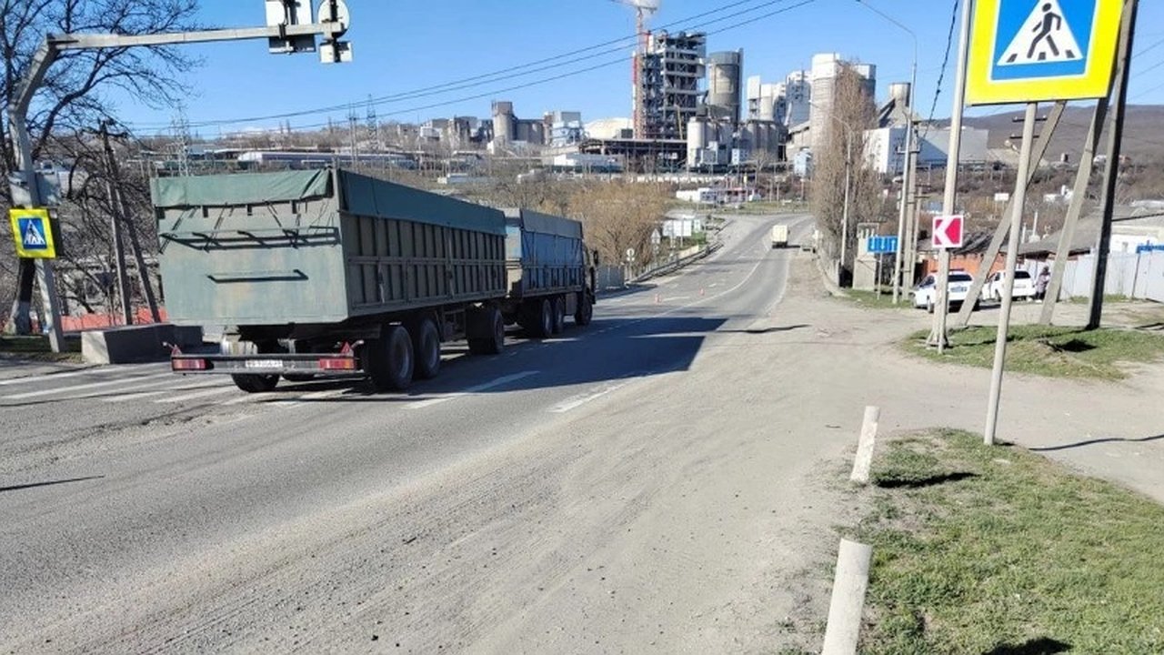 Главная картинка новости: Подросток сбит зерновозом в Новороссийске: девочка госпитализирована с травмами
